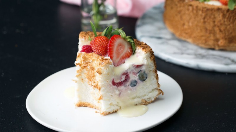 Best-ever Berries And Cream Angel Food Scoop Cake